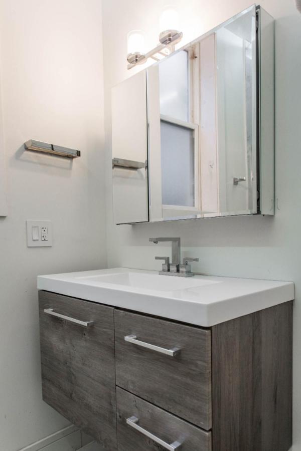 The Double Play - 1 Min Walk To Wrigley! Spacious 2Br - Perfect For Cubs Fans! Чикаго Екстер'єр фото