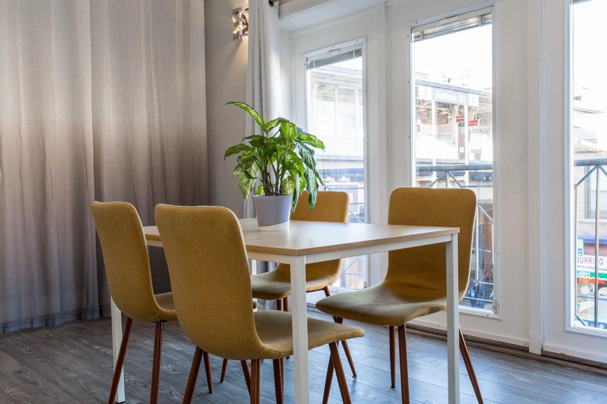 The Double Play - 1 Min Walk To Wrigley! Spacious 2Br - Perfect For Cubs Fans! Чикаго Екстер'єр фото